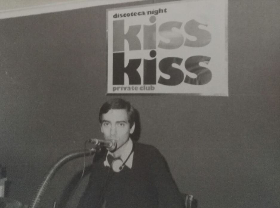 Sasà Capobianco durante una riunione con lo staff di Radio Kiss Kiss negli anni '80, periodo d'oro dell'emittente napoletana